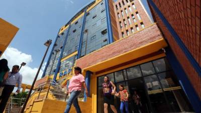 Usuarios salen del edificio del Régimen de Aportaciones Privadas (RAP) ubicado en Tegucigalpa.