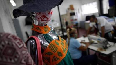 Vista de un maniquí mientras reclusas trabajan este miércoles en la confección de tapabocas de tela en el Centro Femenino de Rehabilitación, como parte de un proyecto gubernamental para combatir la pandemia COVID-19, en ciudad de Panamá (Panamá). EFE/Bienvenido Velasco