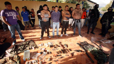 Autoridades presentaron a los supuestos integrantes de la banda “Al Qaeda” capturados la mañana de ayer tras un allanamiento en la colonia La Fraternidad.