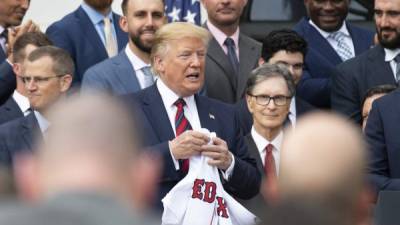 Trump recibe la camiseta de los Red Sox de Boston, campeón de la Serie Mundial 2018. Foto: AFP