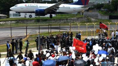En el marco de la conmemoración del golpe, el izquierdista partido Liberad y Refundación (Libre), coordinado por Zelaya, convocó al homenaje en la plaza 'Isis Obded Murillo', cerca del aeropuerto de la capital. AFP