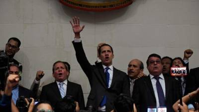 Guaidó ingresó por la fuerza al Parlamento de Venezuela con un centenar de diputados opositores luego de que el chavismo intentara arrebatarle el poder./AFP.