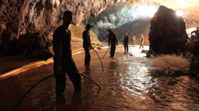 Los 12 niños y su entrenador están atrapados en una cueva de Tailandia desde hace 14 días. Foto: AFP