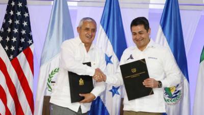 El presidente de Guatemala, Otto Pérez Molina, y el presidente de Honduras, Juan Orlando Hernández, suscribieron el acuerdo que da luz verde a la unión aduanera entre ambos países.