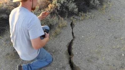 Las sacudidas de la última semana han producido grietas en el suelo californiano.