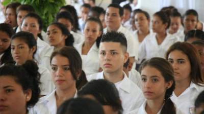 Colegiales en el lanzamiento del nuevo técnico que se desarrolló ayer en Tela, Atlántida.