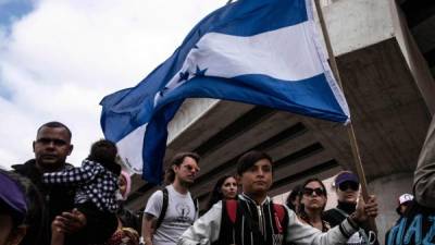 Los migrantes hondureños se mantienen en la frontera esperando su turno para entregarse a las autoridades estadounidense./AFP.