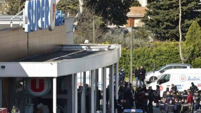 La policía abatió a un hombre que tomó a varias personas como rehenes en un supermercado del sur de Francia.