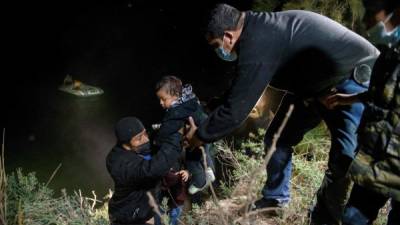 El desfile de niños y familias migrantes no cesa en el Río Grande y cientos fueron captados anoche cruzando el peligroso río en pequeños balsas inflables en las que los coyotes colocan a varias personas para aprovechar el viaje de menos de cinco minutos.