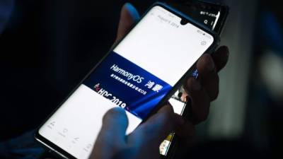 HarmonyOS 'es completamente diferente de Android y de iOS', afirmó Yu. Google también está trabajando en un sistema de explotación polivalente, 'pero todavía no está en la fase de realización', observó.