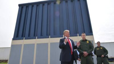 El magnate estadounidense supervisó los 8 prototipos para el muro construidos en San Diego.//AFP.