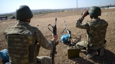 Soldados turcos vigilan la frontera con Siria cerca de la ciudad de Sanliurfa.