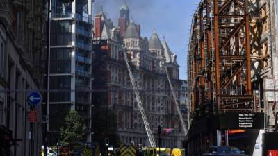 Un centenar de bomberos intentan apagar el fuego en el hotel Mandarín de Londres./AFP.