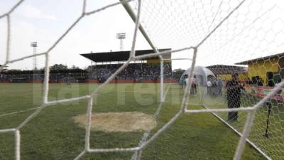 Lamentablemente así luce una de las porterías del estadio Humberto Micheletti. Foto Delmer Martínez