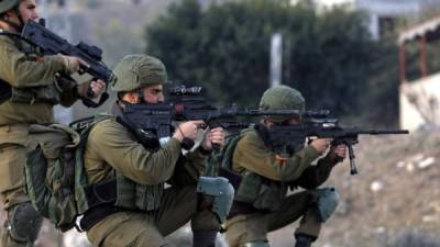 Soldados israelíes toman posición durante enfrentamientos en el control de Huwwara, cerca de la ciudad cisjordania de Nablus, hoy 29 de diciembre de 2017. EFE