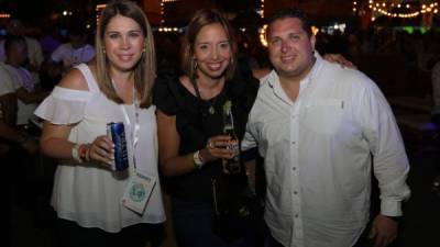 Carolina Perezdiez, Paola Bondy y Eduardo Romero en el concierto de Fonseca.