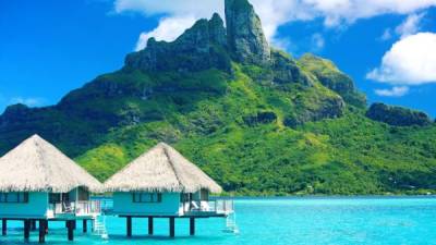 Bora Bora. Situada a 270 kilómetros al noroeste de Tahití, Bora Bora, la Perla del Pacífico, cuenta sin duda con la laguna más bonita del mundo. Una isla romántica en la que cada hotel ha sabido crear un paraíso privado.