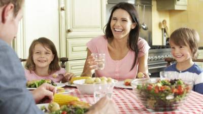 La comida en familia ayuda a que los niños mantengan más sanos.