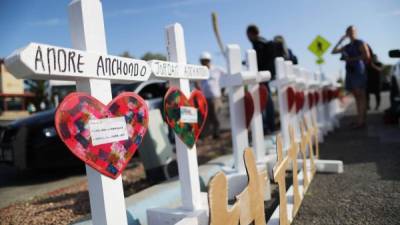 Los nombres de las 22 víctimas de la masacre en El Paso fueron escritos en cruces de madera en las afueras del centro comercial donde ocurrió el ataque./AFP.