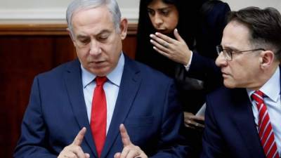 Israeli Prime Minister Benjamin Netanyahu (L) listens to an advisor (C) as he sits next to Cabinet Secretary Tzachi Braverman (R) at the start of the weekly cabinet meeting at his Jerusalem office, 31 December 2017. EFE