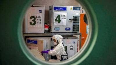 Un trabajador en el laboratorio de alta seguridad en el Centro Nacional de Biotecnología, en Madrid. Foto: EFE