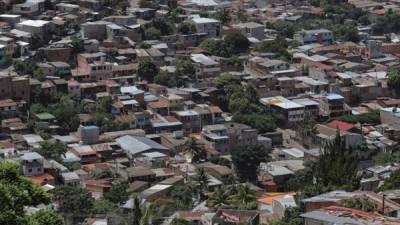 Panorámica de un barrio marginal este sábado en Tegucigalpa. El confinamiento forzado que viven los hondureños desde hace cuatro meses por la pandemia de COVID-19, ha infundido miedo, pánico y tristeza entre muchos estudiantes universitarios, pero además ha despertado en ellos una mayor conciencia social y solidaridad con los más necesitados.EFE/Gustavo Amador