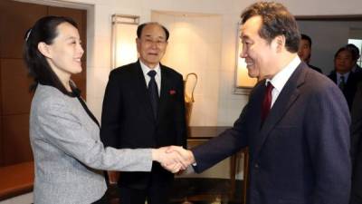 Tal y como mostraron imágenes de las televisiones surcoreanas, el primer ministro y la delegación norcoreana se saludaron muy afablemente al inicio del encuentro.