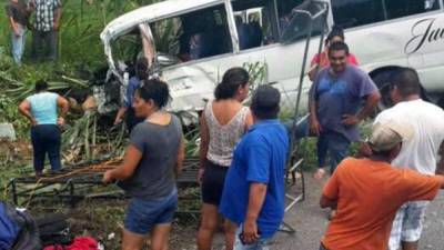 Lugareños asistieron a las víctimas y las trasladaron a un centro asistencial de la zona.