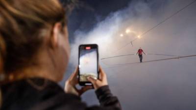 El acróbata estadounidense Nik Wallenda hizo historia al cruzar en media hora sobre una cuerda floja el cráter del activo volcán Masaya de Nicaragua, desafiando el impresionante lago de lava que bulle en su interior. Fotos AFP