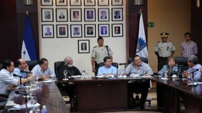 El presidente de Honduras, Juan Orlando Hernández, el ministro de Seguridad y empresarios se reunieron este miércoles con miembros dell comité pro contrucción del centro penal de San Pedro Sula.