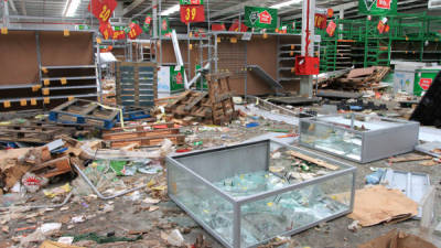 Una tienda en Banda del Rio Sali, Tucuman, fue destruida por los saqueadores.