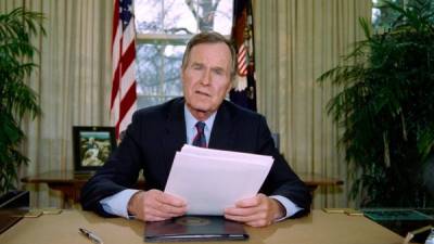 (FILES) In this file photo taken on December 04, 1992 US President George Bush poses for photographers after speaking about the situation in Somalia. - Former US president George H.W. Bush, who helped steer America through the end of the Cold War, has died at age 94, his family announced late Friday November 30, 2018. 'Jeb, Neil, Marvin, Doro and I are saddened to announce that after 94 remarkable years, our dear Dad has died,' his son, former president George W. Bush, said in a statement released on Twitter by a family spokesman. (Photo by Luke FRAZZA / AFP)