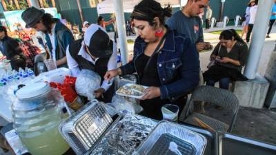 Los migrantes degustaron platillos de Honduras, El Salvador y otros países.