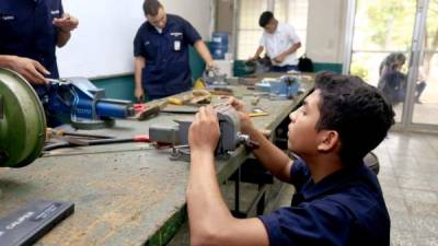 Estudiantes de uno de los institutos técnicos de San Pedro Sula. Foto: Melvin Cubas.