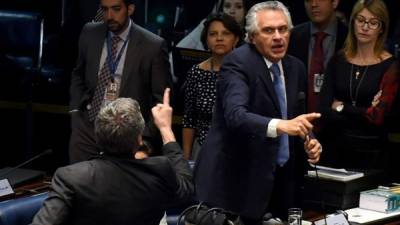 Los senadores Ronaldo Caiado y Lindbergh Faria intercambian insultos en la sesión de ayer en el Congreso brasileño. Foto: AFP/Evaristo Sa