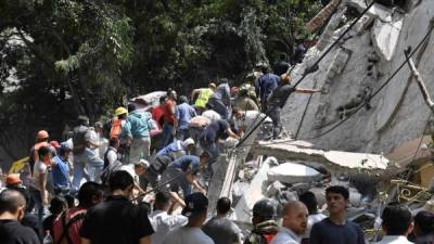 Un sismo de 7,1 grados sacudió ayer la Ciudad de México, causando el colapso de varios edificios y dejando más de cien muertos, cuando se conmemoran 32 años del terremoto que destruyó la capital en 1985.