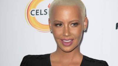 Amber Rose compartió en las historias de su cuenta de Instagram una serie de video de su pareja el músico Alexander Edwards preparándose para estar junto a ella en el momento del parto.