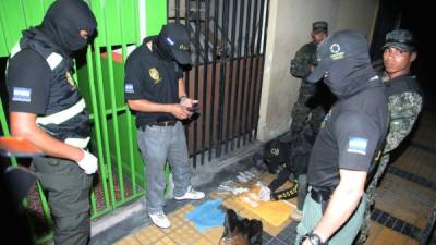 Puntas de cocaína y carrucos de marihuana decomisaron las autoridades.