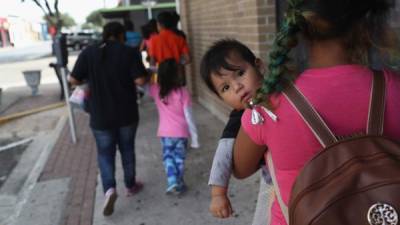 MCALLEN, TX - JUNE 11: Central American immigrant families depart ICE custody, pending future immigration court hearings on June 11, 2018 in McAllen, Texas. Thousands of undocumented immigrants continue to cross into the U.S., despite the Trump administration's recent 'zero tolerance' approach to immigration policy. John Moore/Getty Images/AFP== FOR NEWSPAPERS, INTERNET, TELCOS & TELEVISION USE ONLY ==