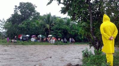 Los pobladores de La Acequia no pueden salir de su comunidad debido a la fuerte corriente del Río Naco.