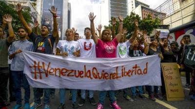 Jóvenes opositores culpan a Nicolás Maduro de la crisis económica y política que atraviesa la sociedad venezolana.
