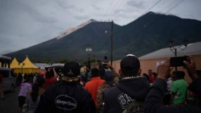 Albergados en el refugio Mario Méndez Montenegro observan al Volcán de Fuego mientras produce hoy, viernes 8 de junio de 2018, un lahar sobre el lado afectado por la erupción del pasado domingo 3 de junio, desde Alotenango, Sacatepéquez (Guatemala).EFE