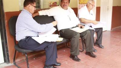 Los directores José Antonio Carballo (Reyes), Wilson Mejía (Unión y Esfuerzo) y José Antonio Alas (Intae) mientras alistaban la documentación de apelación.