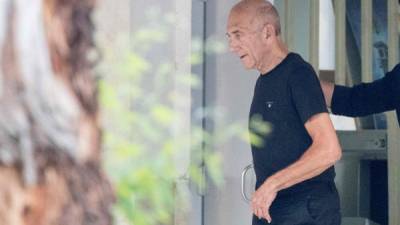 Momento en el que Olmert abandona la prisión de Ramla.