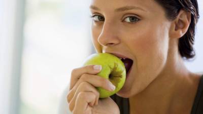 La manzana es la fruta saludable por excelencia, toman menos medicinas prescritas