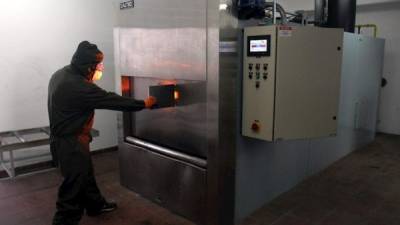 El trabajador de un crematorio pone a calentar un horno para la próxima entrega de urnas de forma gratuita, este 14 de julio, en Santa Cruz (Bolivia). EFE/ Juan Carlos Torrejón