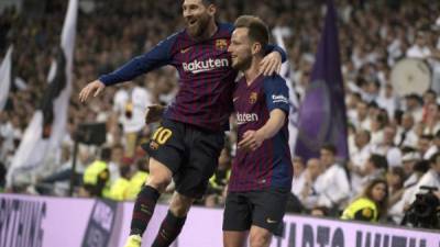 Messi felicitando a Rakitic en el gol del croata. FOTO AFP.