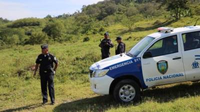 Los policías en el terreno que fue donado por la alcaldía. Foto: Edward Fernández