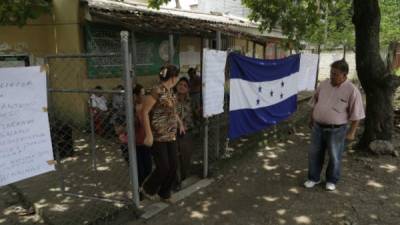 Empleados de la seccional de la zona noroccidental colocaron una bandera en la entrada de la oficina.