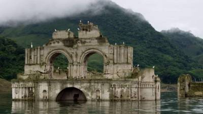 Un verdadero espectáculo de la naturaleza se ofrece en el empobrecido estado de Chipas, México, donde las ruinas de una imponente iglesia del siglo XVI emergieron del río Grijalva.